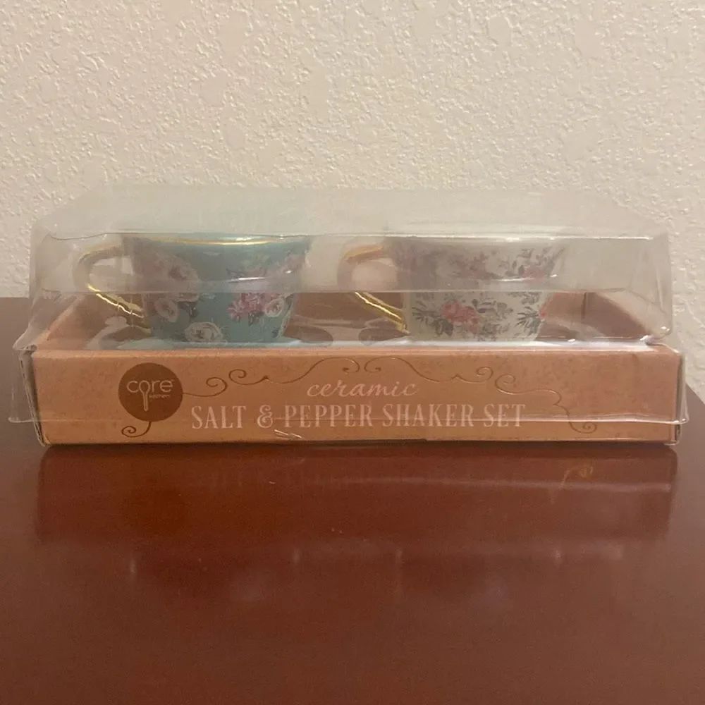 Flowers Tea Cups Slat and Pepper!!!